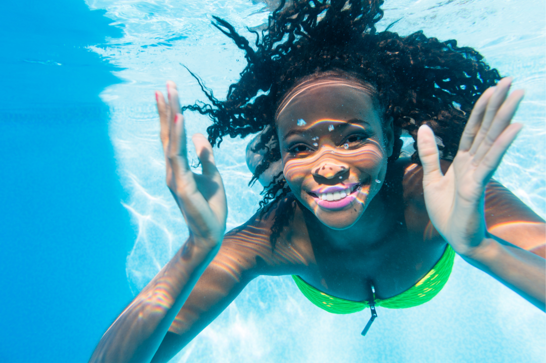 Image d'une femme heureuse de voir sans lunettes sous l'eau