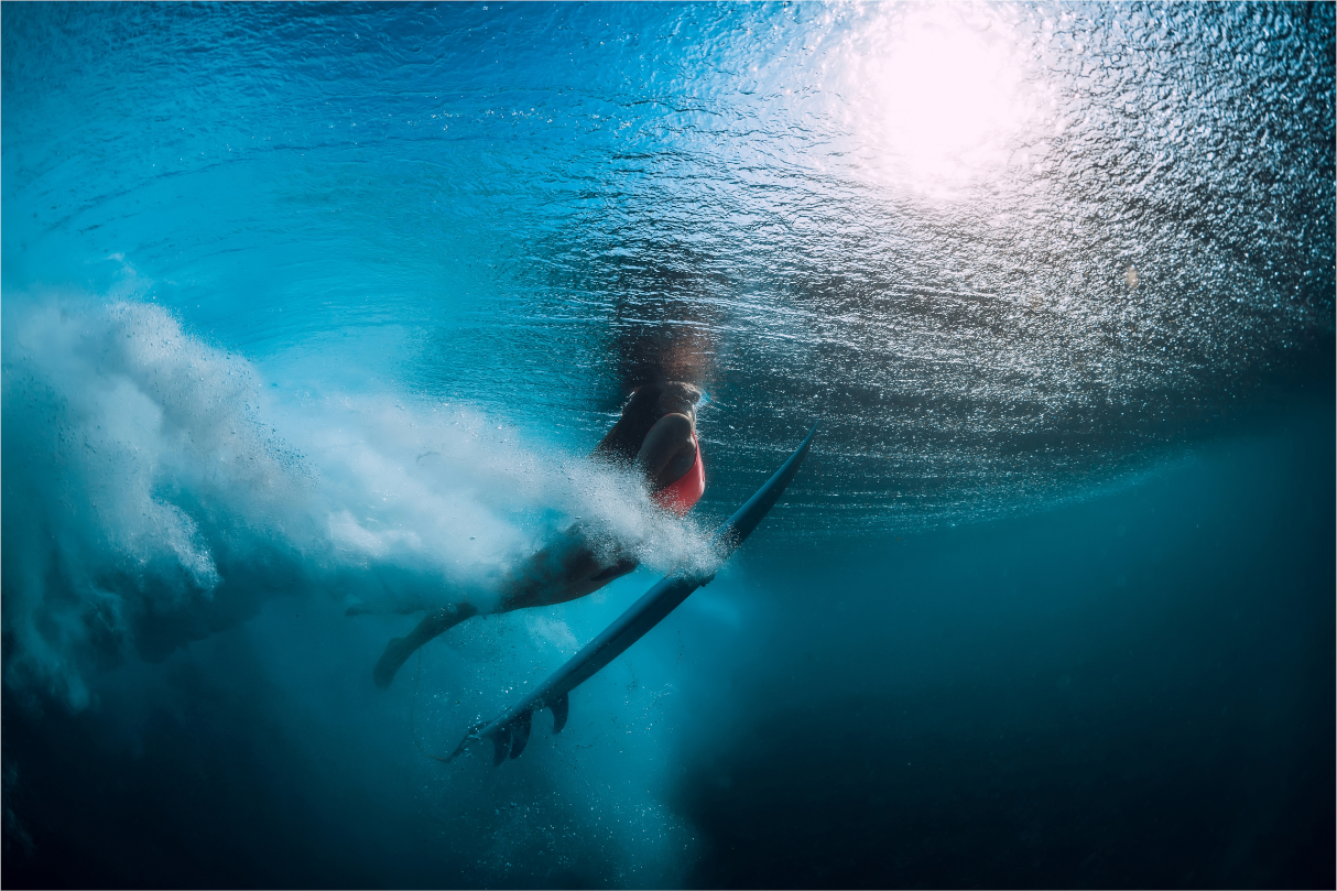 Image d'une femme heureuse de voir sans lunettes sous l'eau